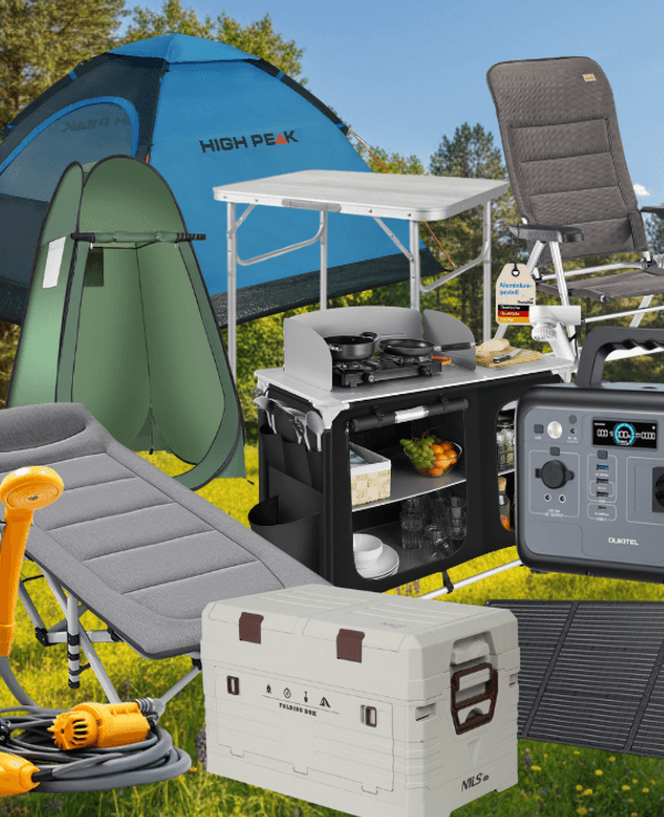 Camping-Produkte, darunter ein High Peak Kuppelzelt, ein Campingstuhl, ein Klapptisch, eine Campingküche, ein Gasgrill, eine Isomatte, ein Feldbett, eine Powerstation, ein Solarpanel, eine Kühlbox, eine Camping-Klimaanlage und eine portable Toilette vor einem Natur-Hintergrund am See.