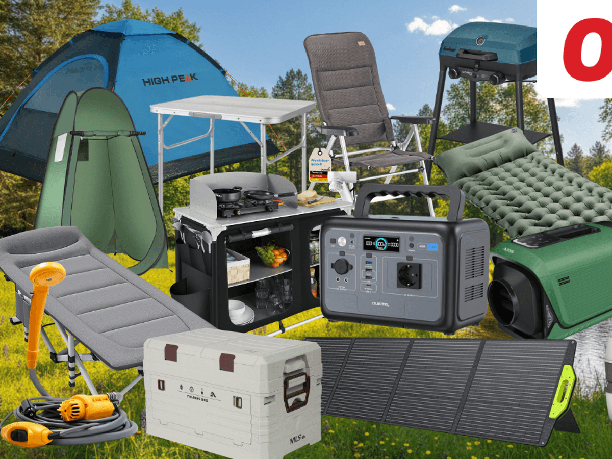 Camping-Produkte, darunter ein High Peak Kuppelzelt, ein Campingstuhl, ein Klapptisch, eine Campingküche, ein Gasgrill, eine Isomatte, ein Feldbett, eine Powerstation, ein Solarpanel, eine Kühlbox, eine Camping-Klimaanlage und eine portable Toilette vor einem Natur-Hintergrund am See.