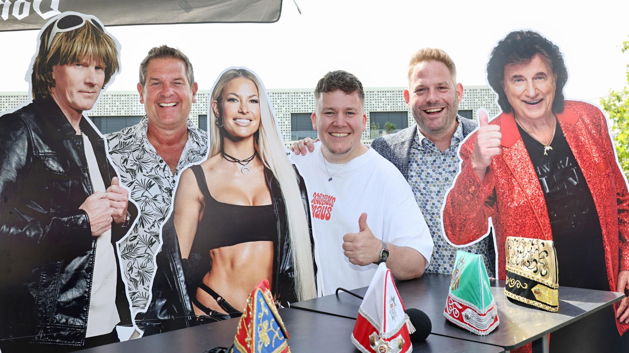 Peter Wackel, Flo Hertel und Ken Reise mit Pappaufstellern.