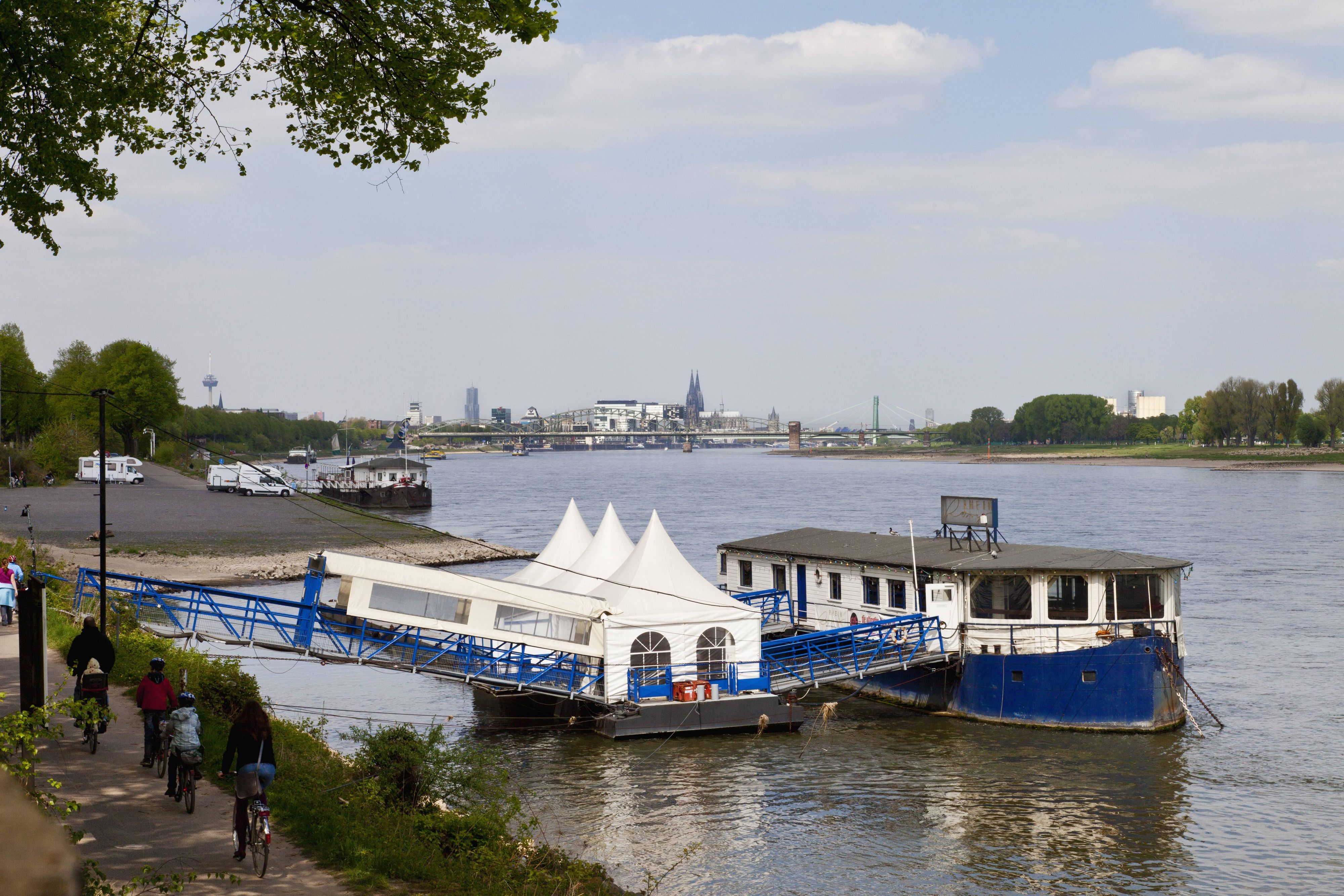 Auf dem Partyschiff „Rhein Roxy“ am Heinrich-Lübke-Ufer spielte die Vorgeschichte.