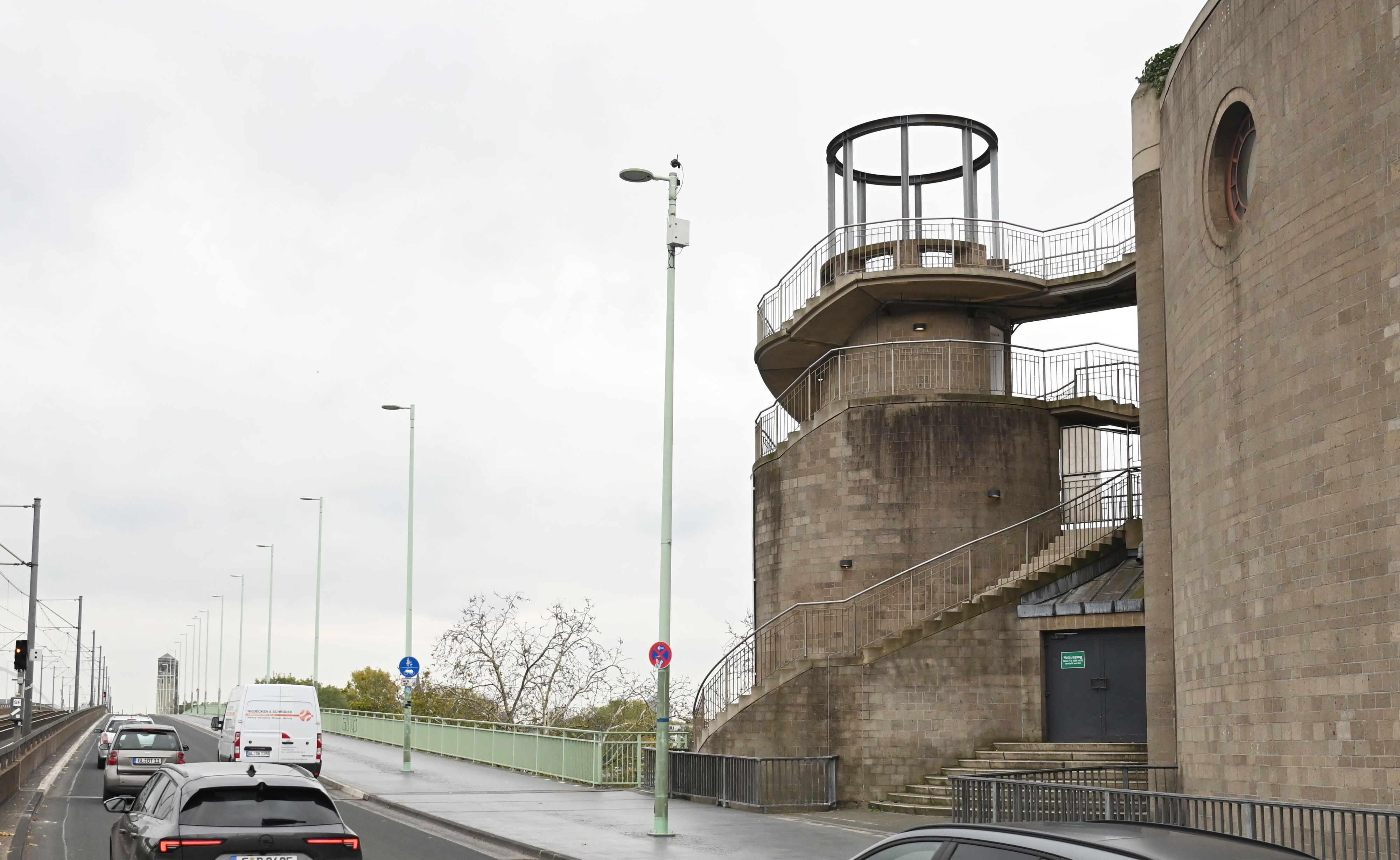 Ein Turm steht neben einer Brücke.