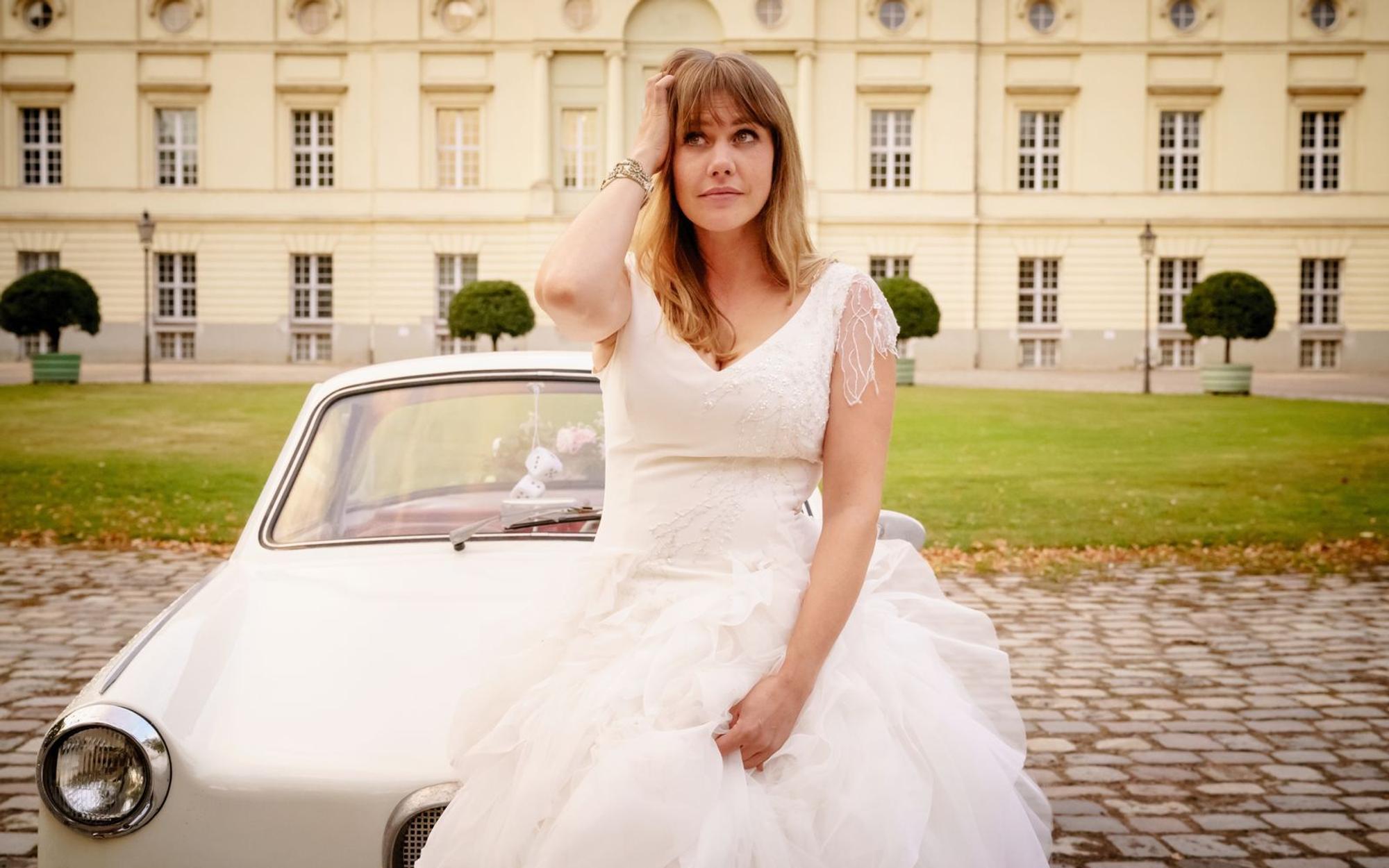 Lolle (Felicitas Woll) ist sich unsicher: Wen soll sie denn nun heiraten? (Bild: ARD Degeto/RBB/Real Film/Letterbox/Stefan Erhard)