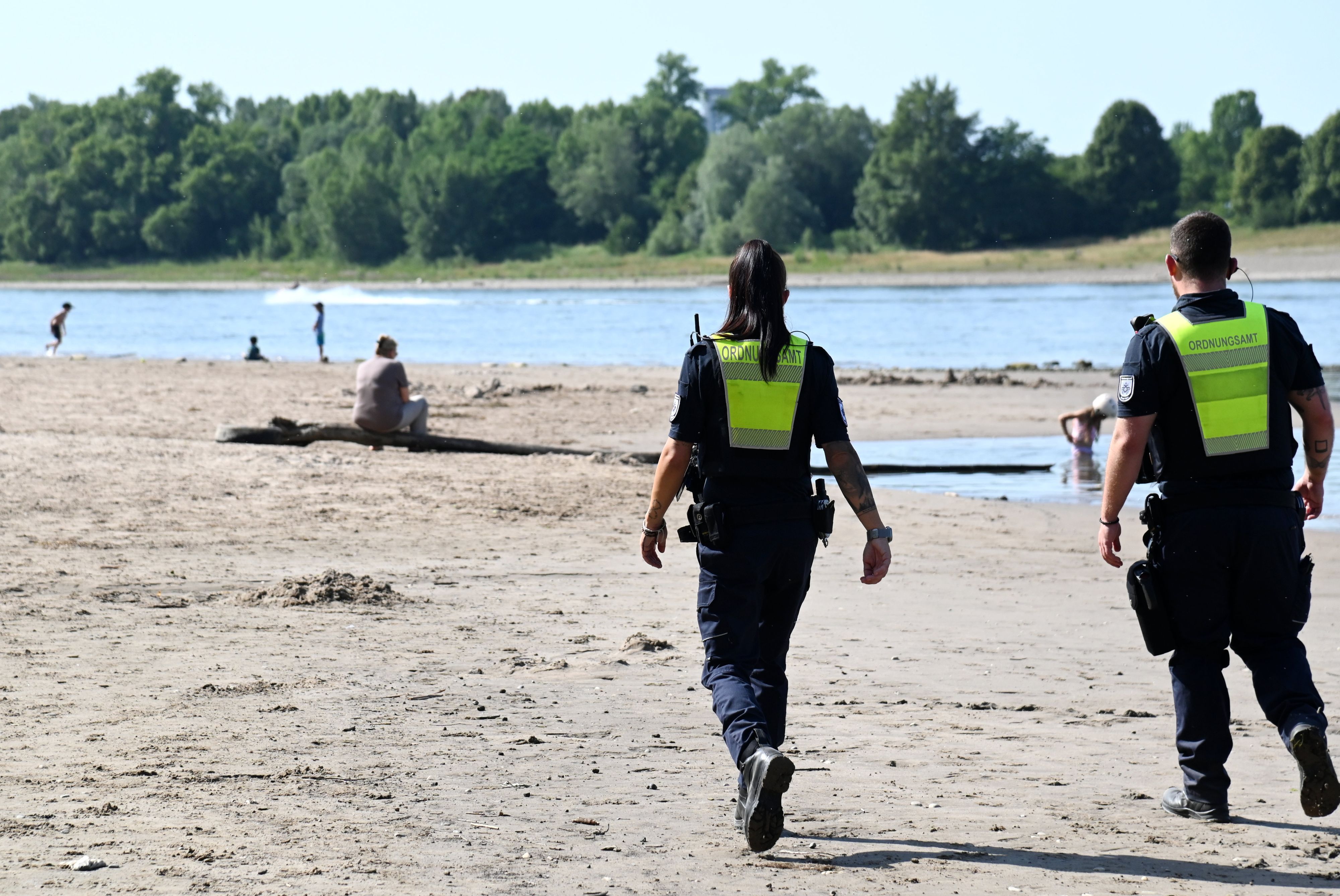 Das Ordnungsamt kontrolliert das Badeverbot im Rhein am Strand in Rodenkirchen.