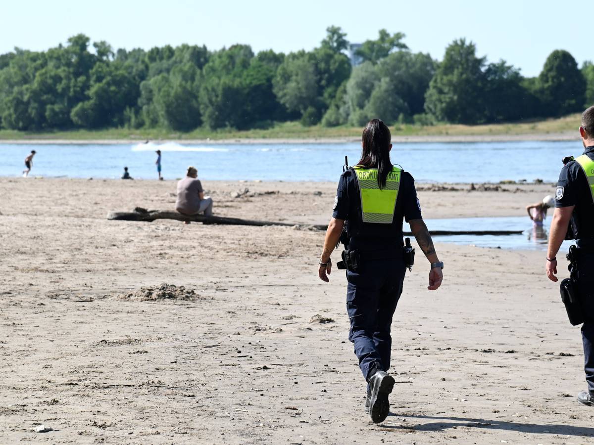 Das Ordnungsamt kontrolliert das Badeverbot im Rhein am Strand in Rodenkirchen.