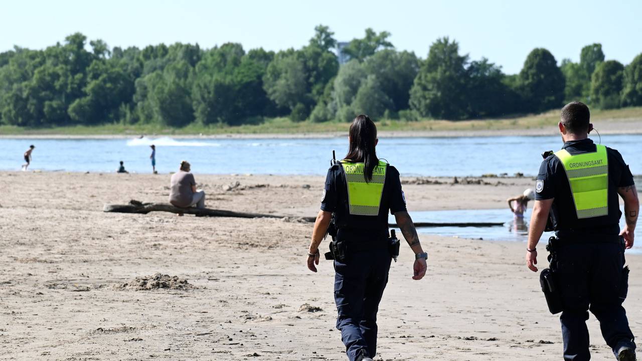 Das Ordnungsamt kontrolliert das Badeverbot im Rhein am Strand in Rodenkirchen.