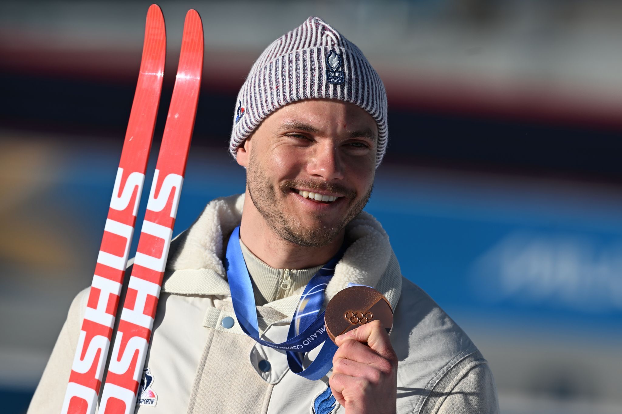 Emilien Jacquelin zeigt seine Bronzemedaille.
