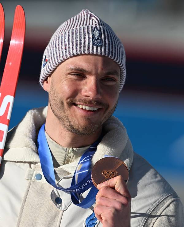 Emilien Jacquelin zeigt seine Bronzemedaille.
