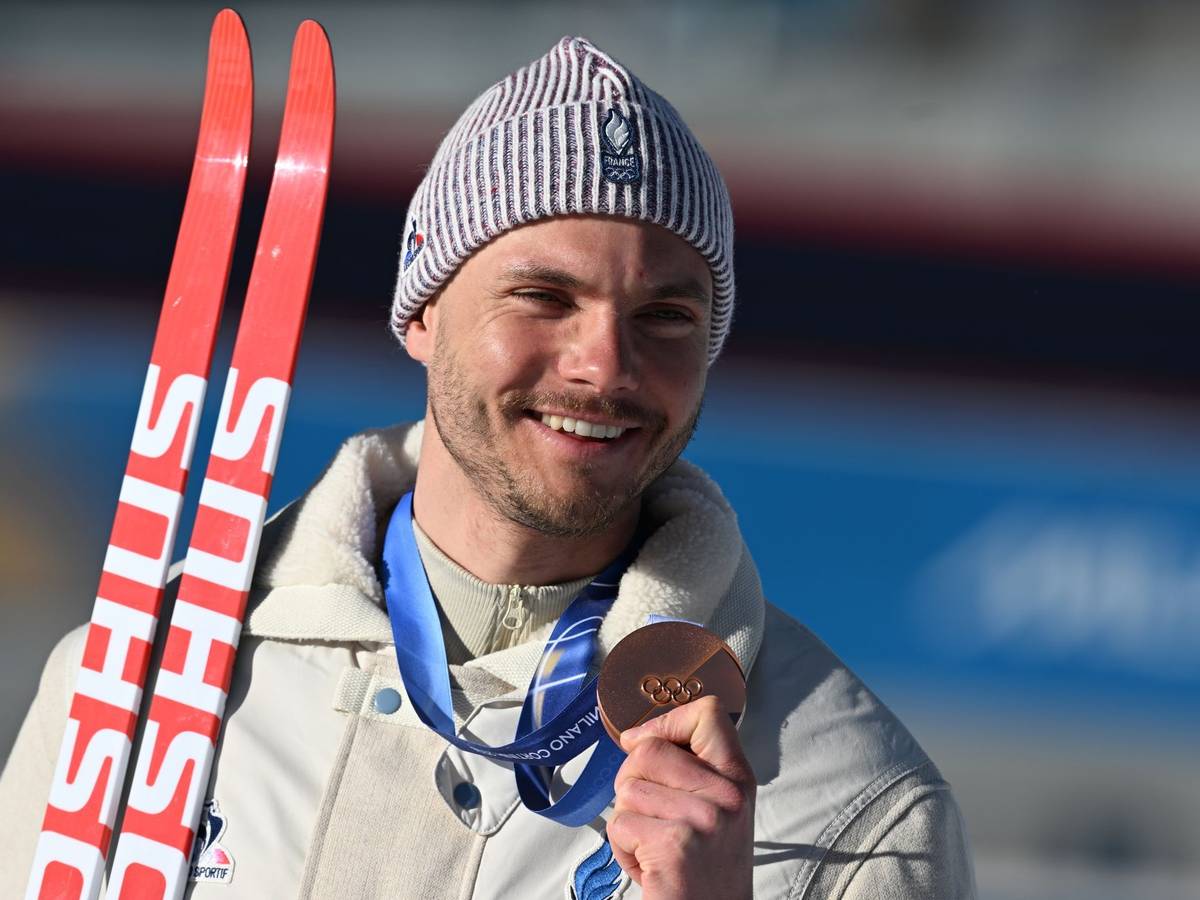 Emilien Jacquelin zeigt seine Bronzemedaille.