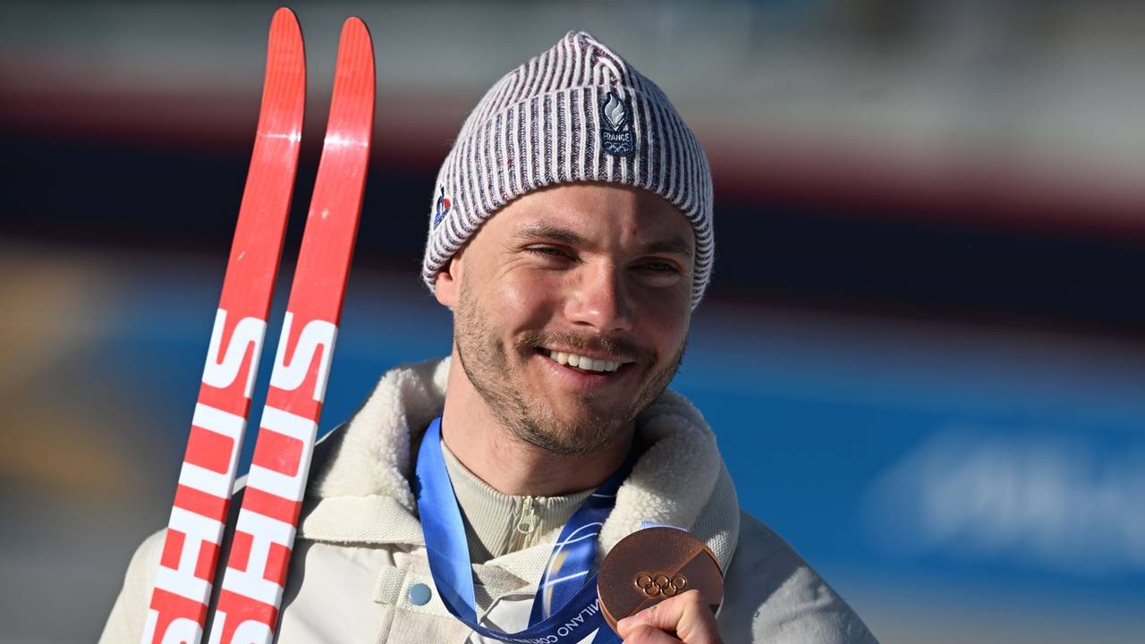Emilien Jacquelin zeigt seine Bronzemedaille.