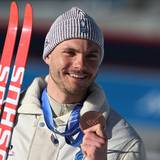 Emilien Jacquelin zeigt seine Bronzemedaille.