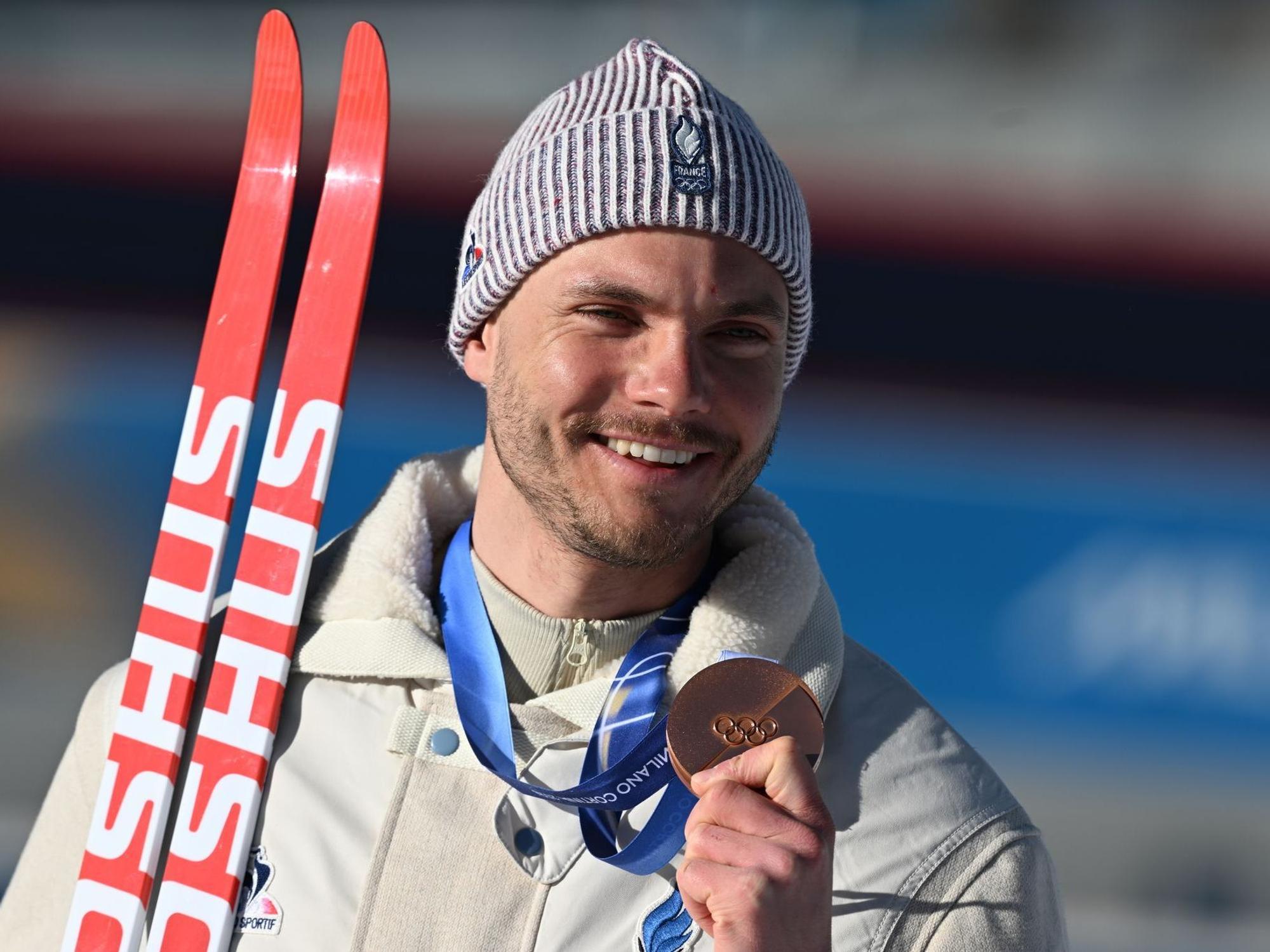 Emilien Jacquelin zeigt seine Bronzemedaille.