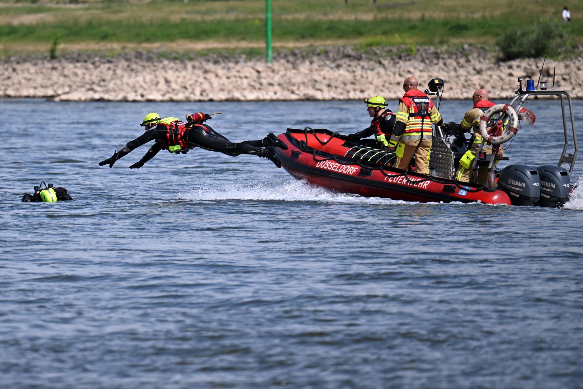 Feuerwehrübung auf dem Rhein