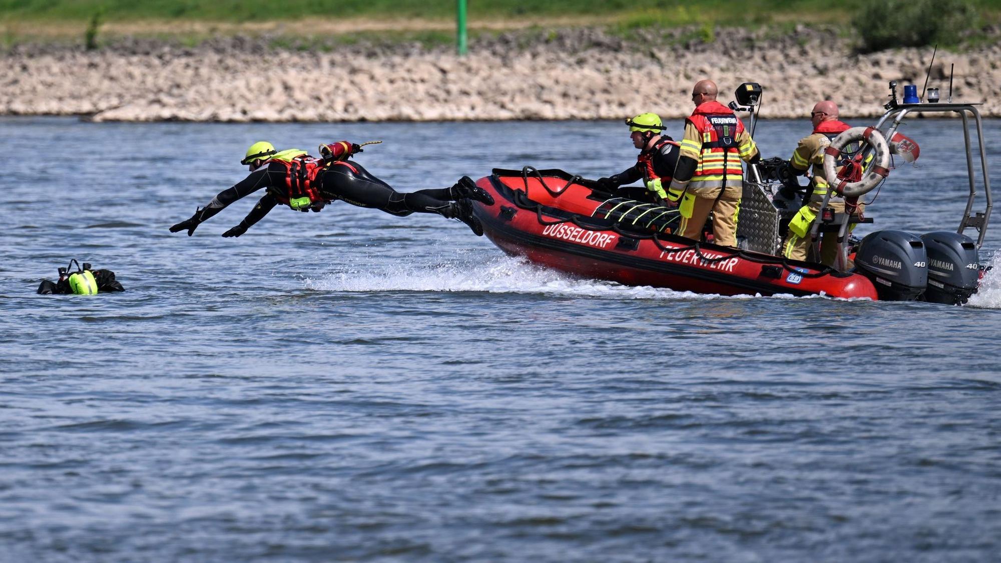 Feuerwehrübung auf dem Rhein