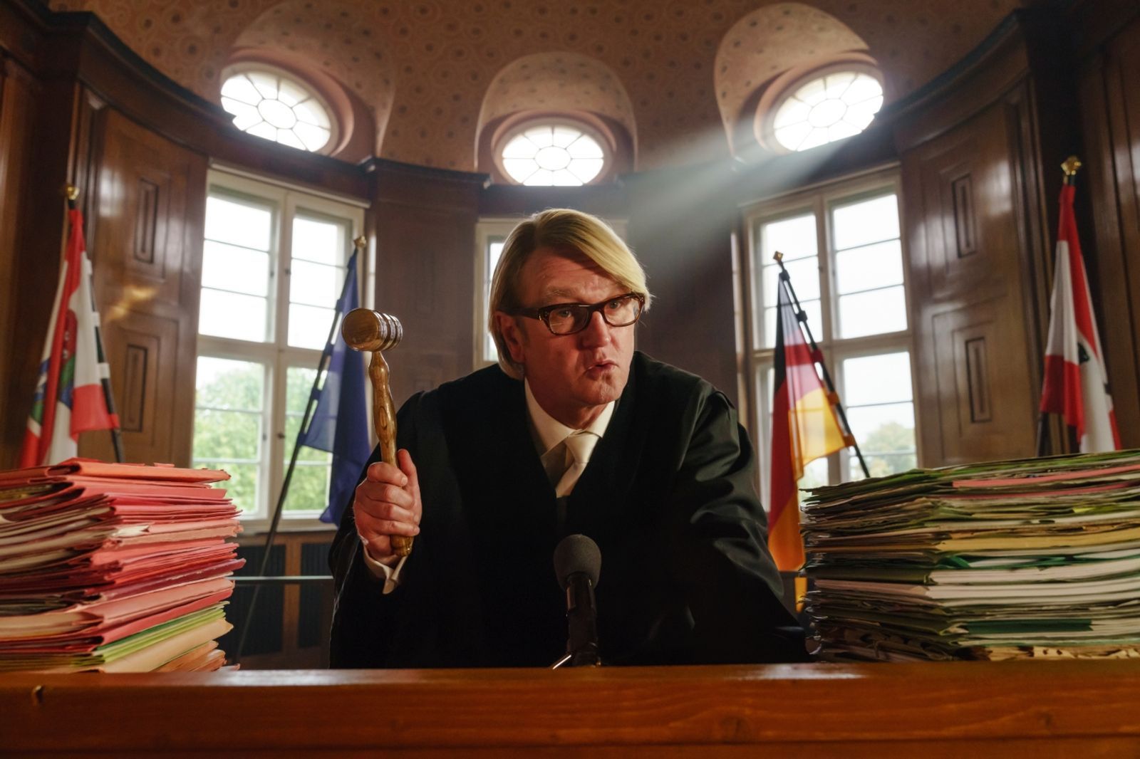 Der Richter (Detlev Buck) fällt das Urteil: Lolle muss 40 Sozialstunden an einer Schule ableisten. (Bild: ARD Degeto/RBB/Real Film/Letterbox/Stefan Erhard)