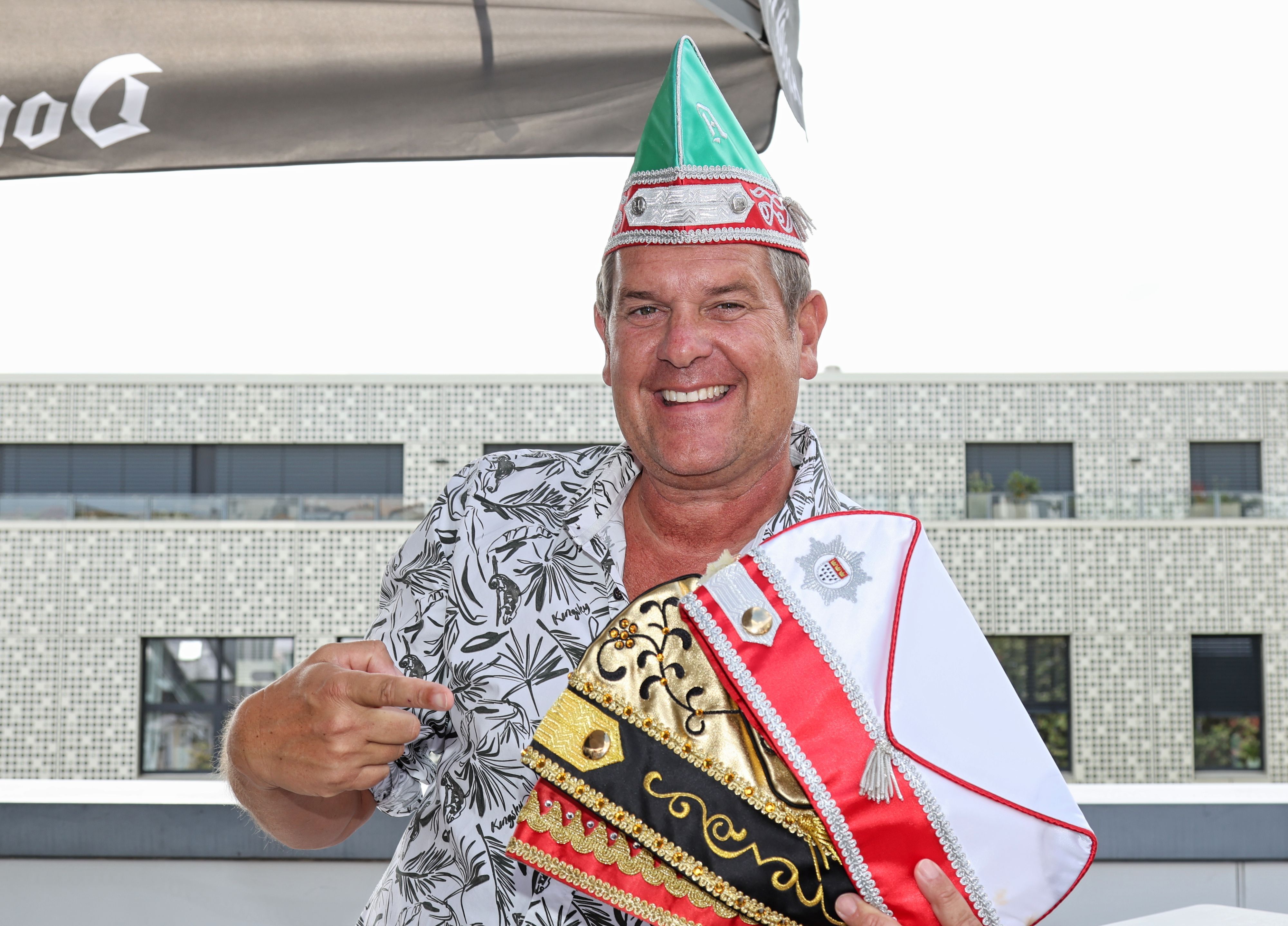 Peter Wackel zeigt seine verschiedenen Krätzchen.