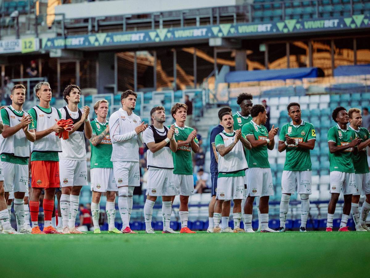 Rapid-Spieler bedanken sich bei den mitgereisten Fans.