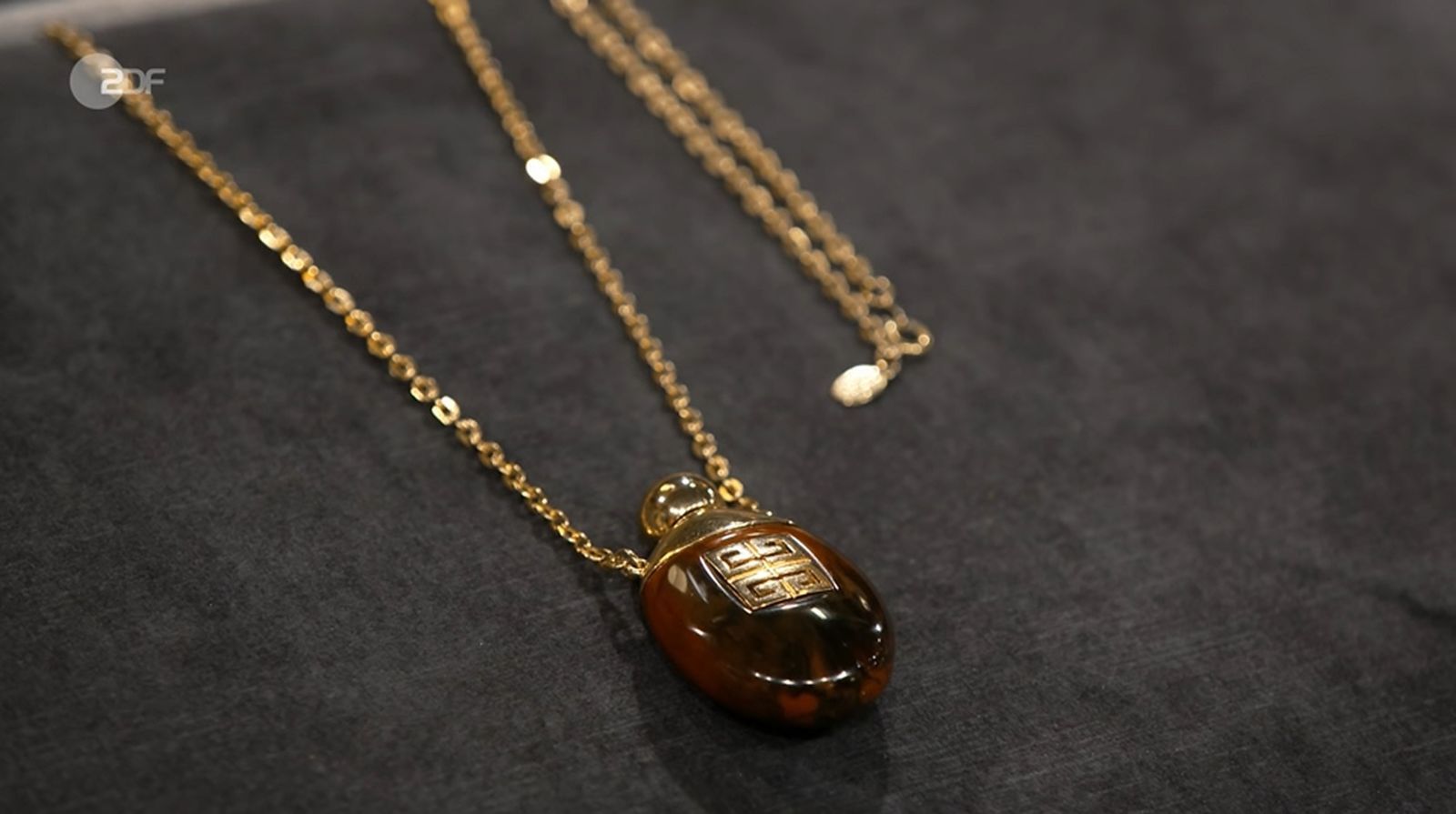 Eine Parfümflakon-Kette aus dem Jahr 1978 wartete ebenfalls auf einen neuen Besitzer.  (Bild: ZDF)