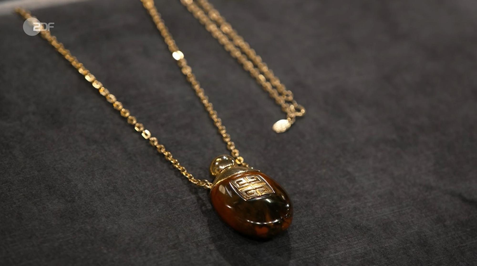 Eine Parfümflakon-Kette aus dem Jahr 1978 wartete ebenfalls auf einen neuen Besitzer. (Bild: ZDF)