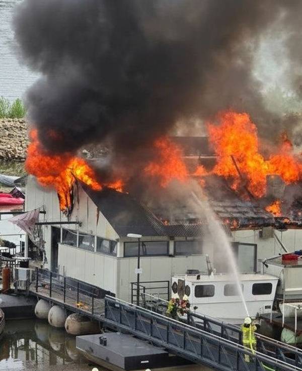 Ein Feuer verwüstete das Sürther Bootshaus. Melanie Stein und ihr Verlobter Cristiano wollten dort heiraten.