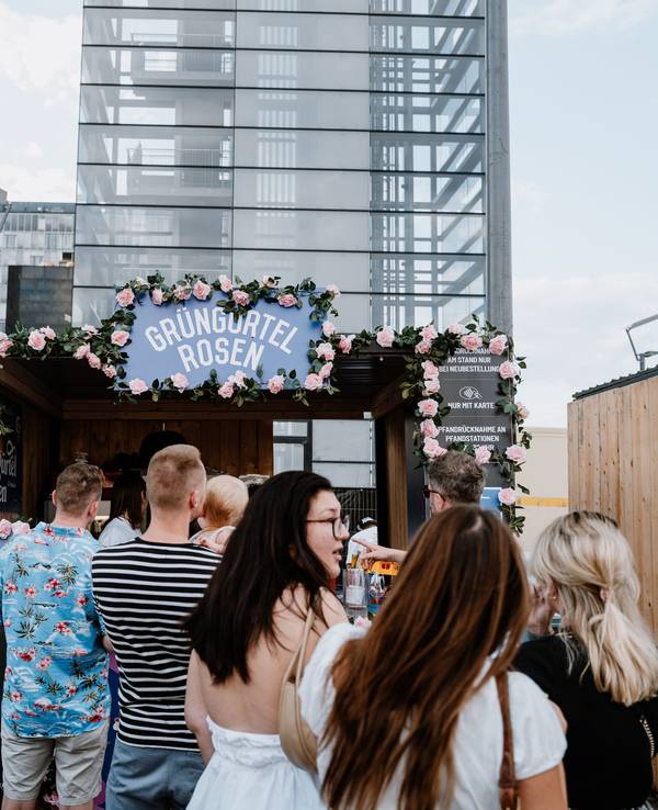 Blick auf den Stand der Grüngürtelrosen beim Weinfest am Rhein.