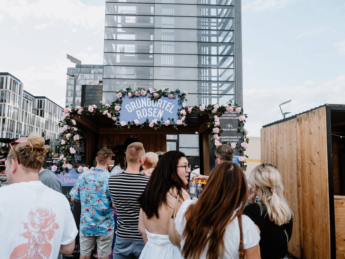 Blick auf den Stand der Grüngürtelrosen beim Weinfest am Rhein.