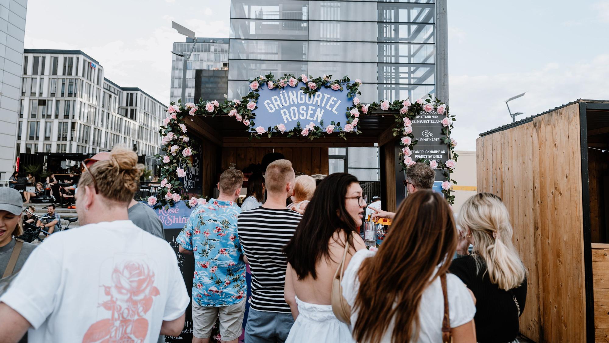 Blick auf den Stand der Grüngürtelrosen beim Weinfest am Rhein.