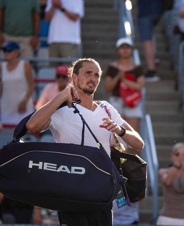 Alexander Zverev verlässt nach seiner Niederlage den Platz.