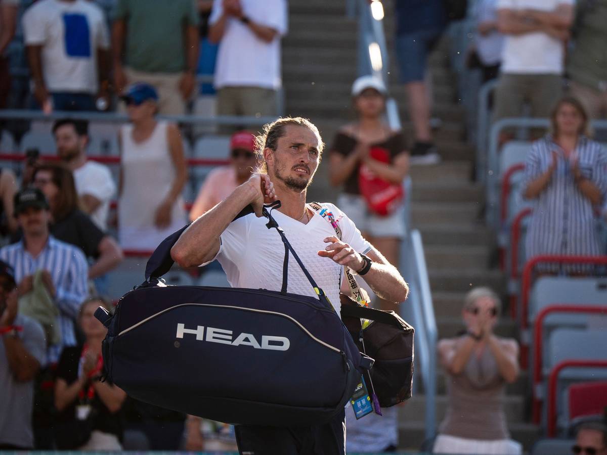 Alexander Zverev verlässt nach seiner Niederlage den Platz.