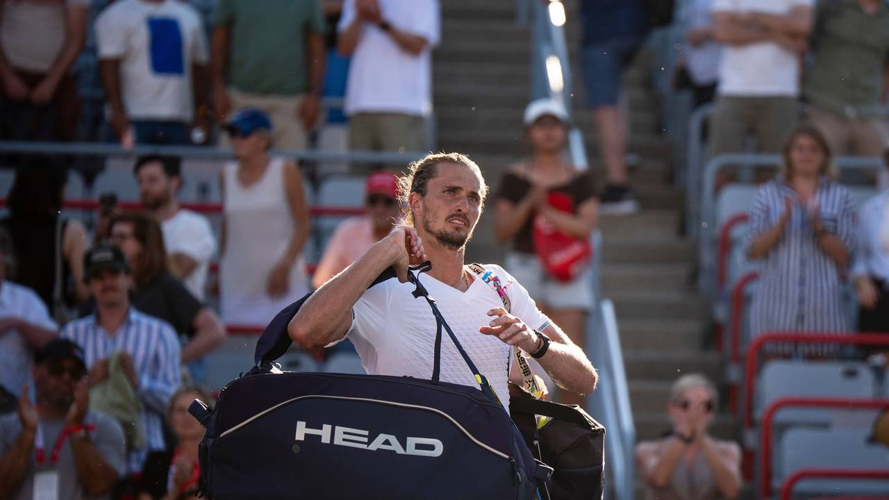 Alexander Zverev verlässt nach seiner Niederlage den Platz.