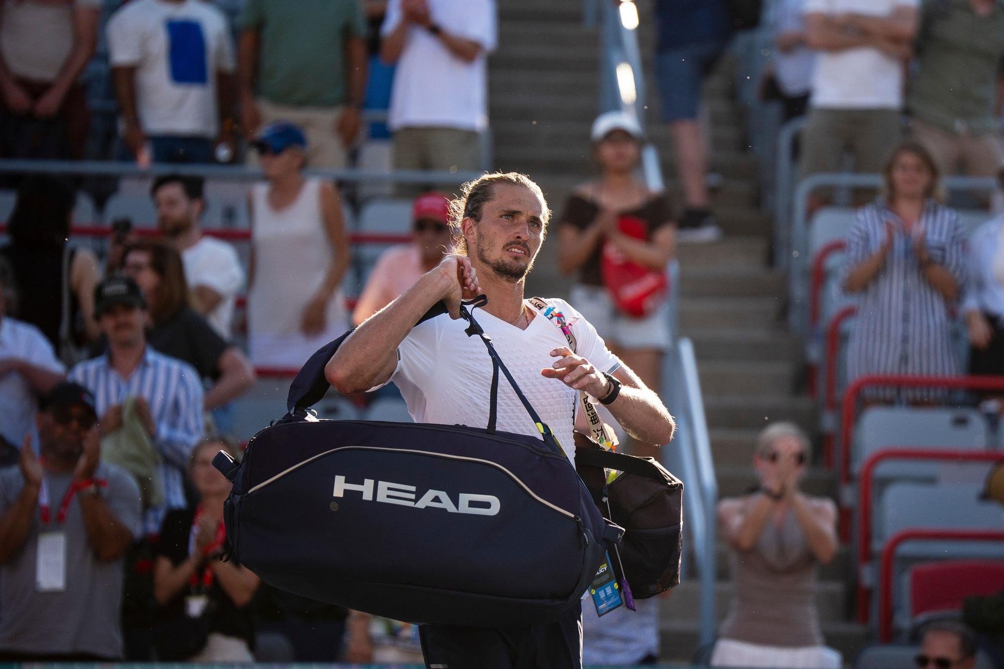 Alexander Zverev verlässt nach seiner Niederlage den Platz.