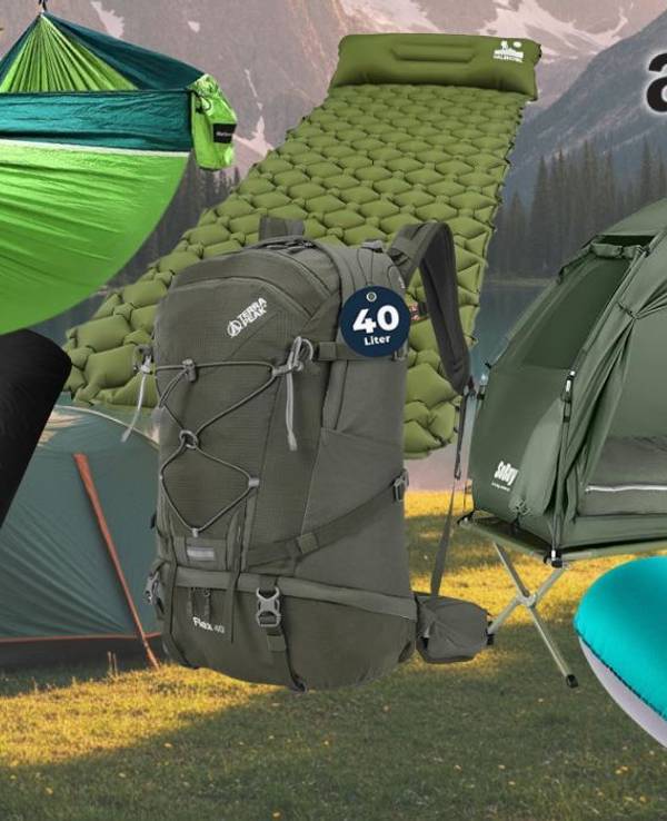 Camping-Produkte wie Zelt, Hängematte, Isomatte, Schlafsack, Rucksack vor einem Hintergrund mit Wäldern und Gebirge.