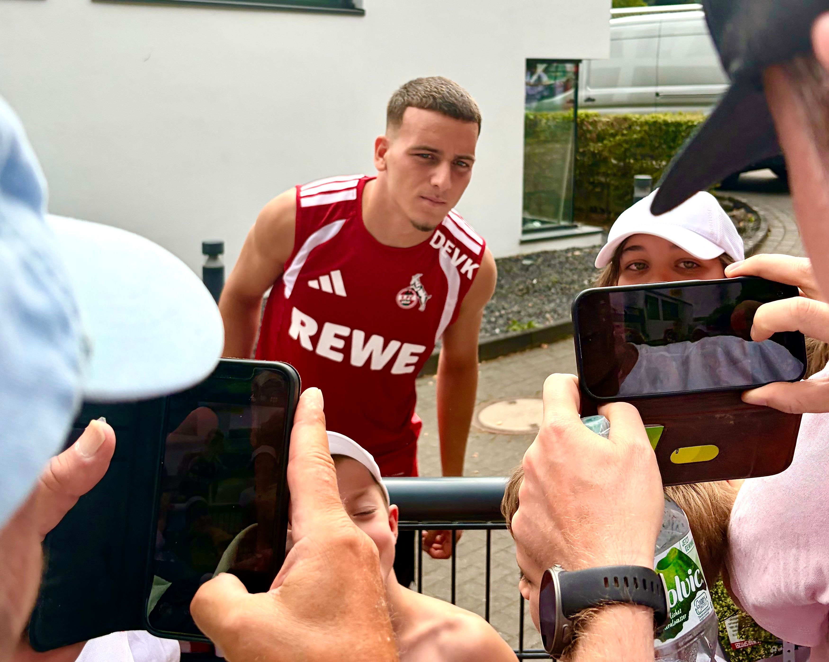Said El Mala wird von Fans fotografiert.
