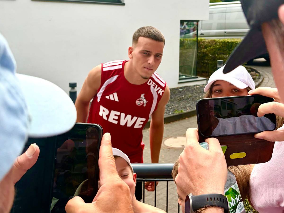 Said El Mala wird von Fans fotografiert.