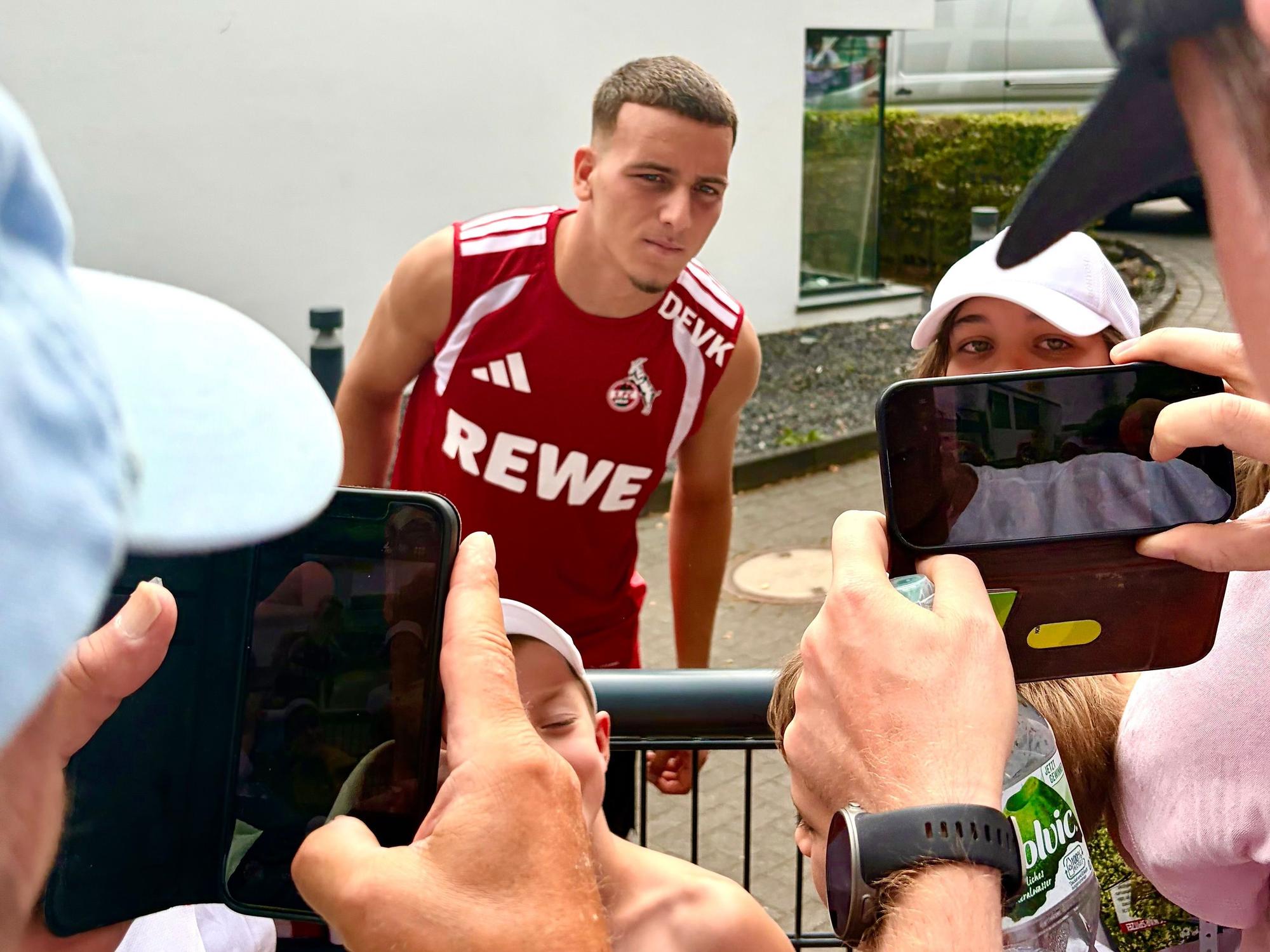 Said El Mala wird von Fans fotografiert.