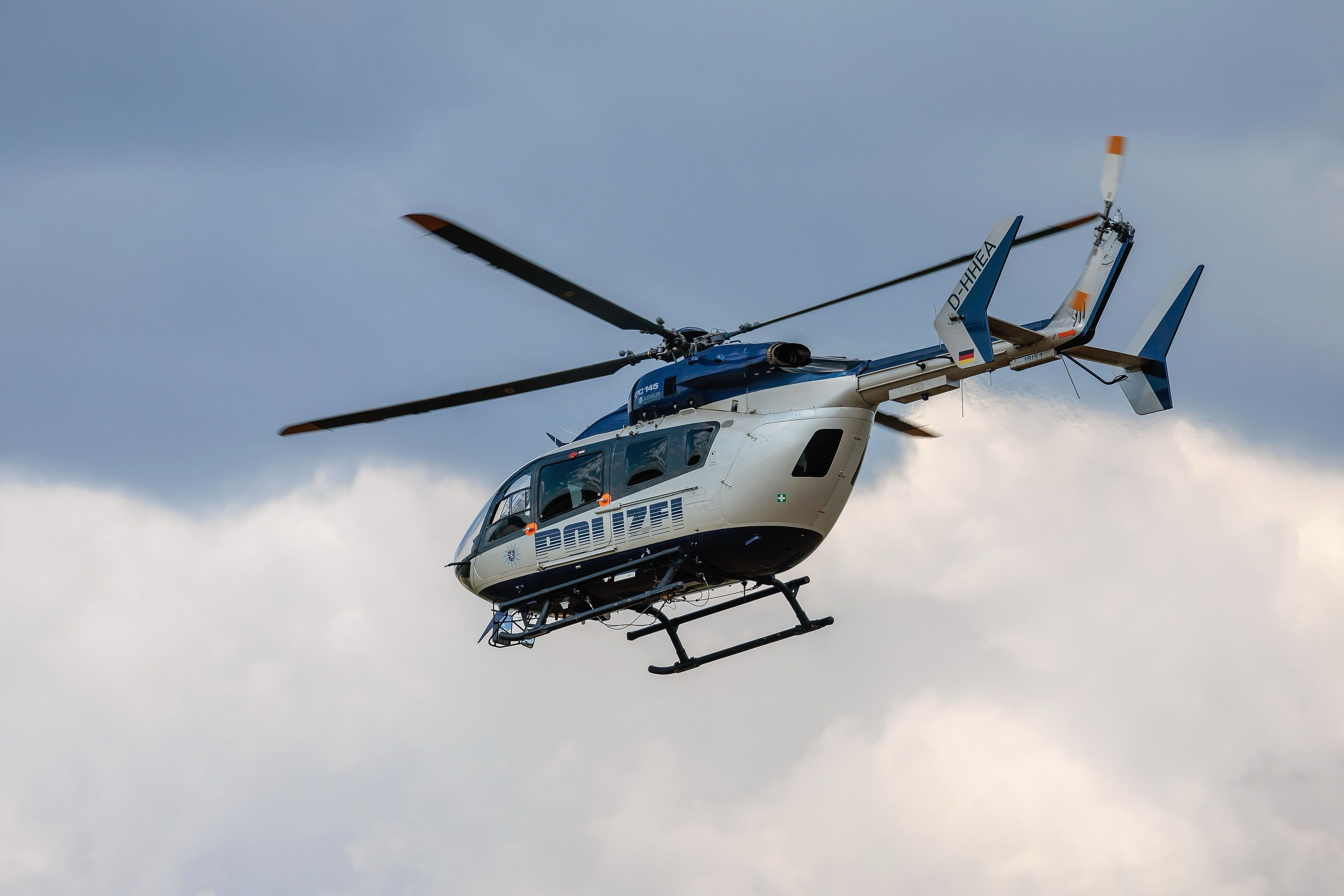 Ein Polizei-Hubschrauber kam bei der Suche nach dem flüchtigen Täter zum Einsatz. (Symbolfoto)