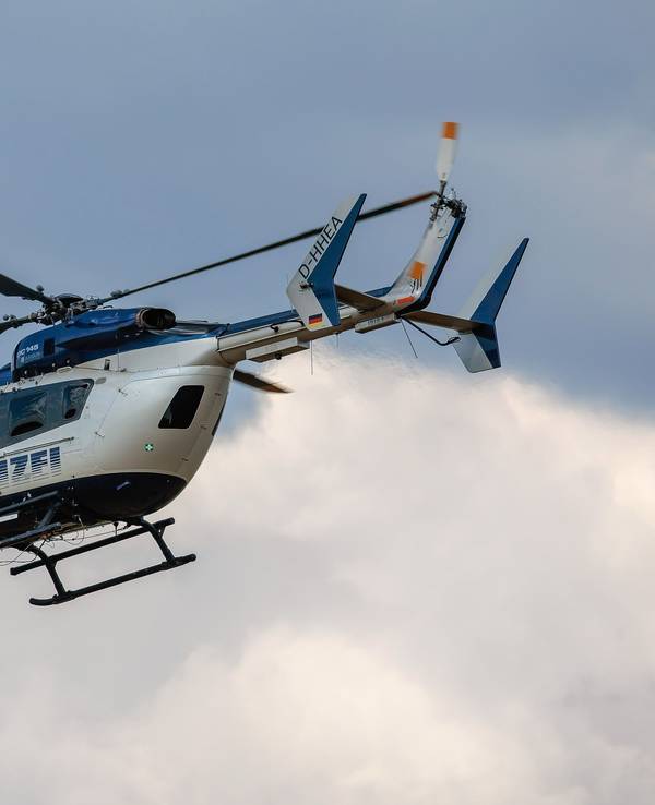 Ein Polizei-Hubschrauber kam bei der Suche nach dem flüchtigen Täter zum Einsatz. (Symbolfoto)
