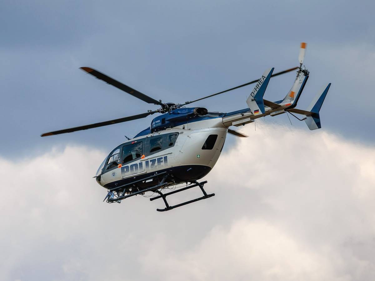 Ein Polizei-Hubschrauber kam bei der Suche nach dem flüchtigen Täter zum Einsatz. (Symbolfoto)