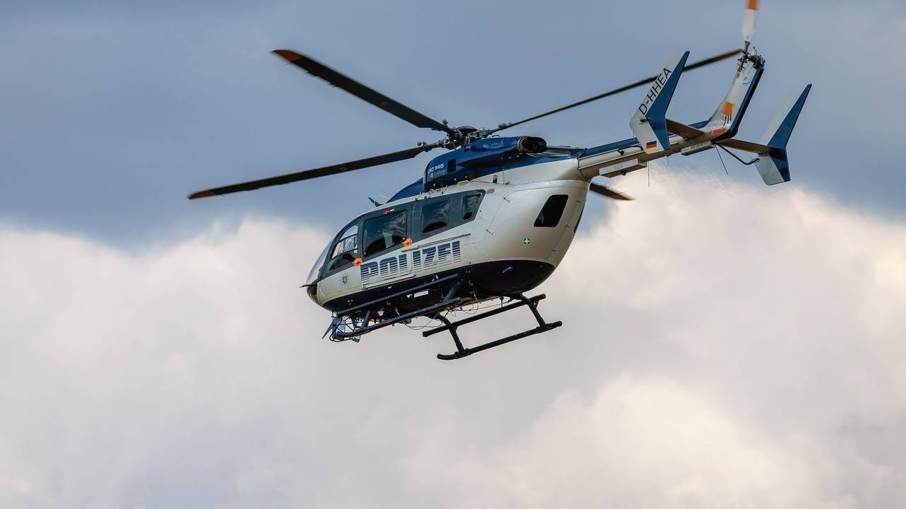 Ein Polizei-Hubschrauber kam bei der Suche nach dem flüchtigen Täter zum Einsatz. (Symbolfoto)