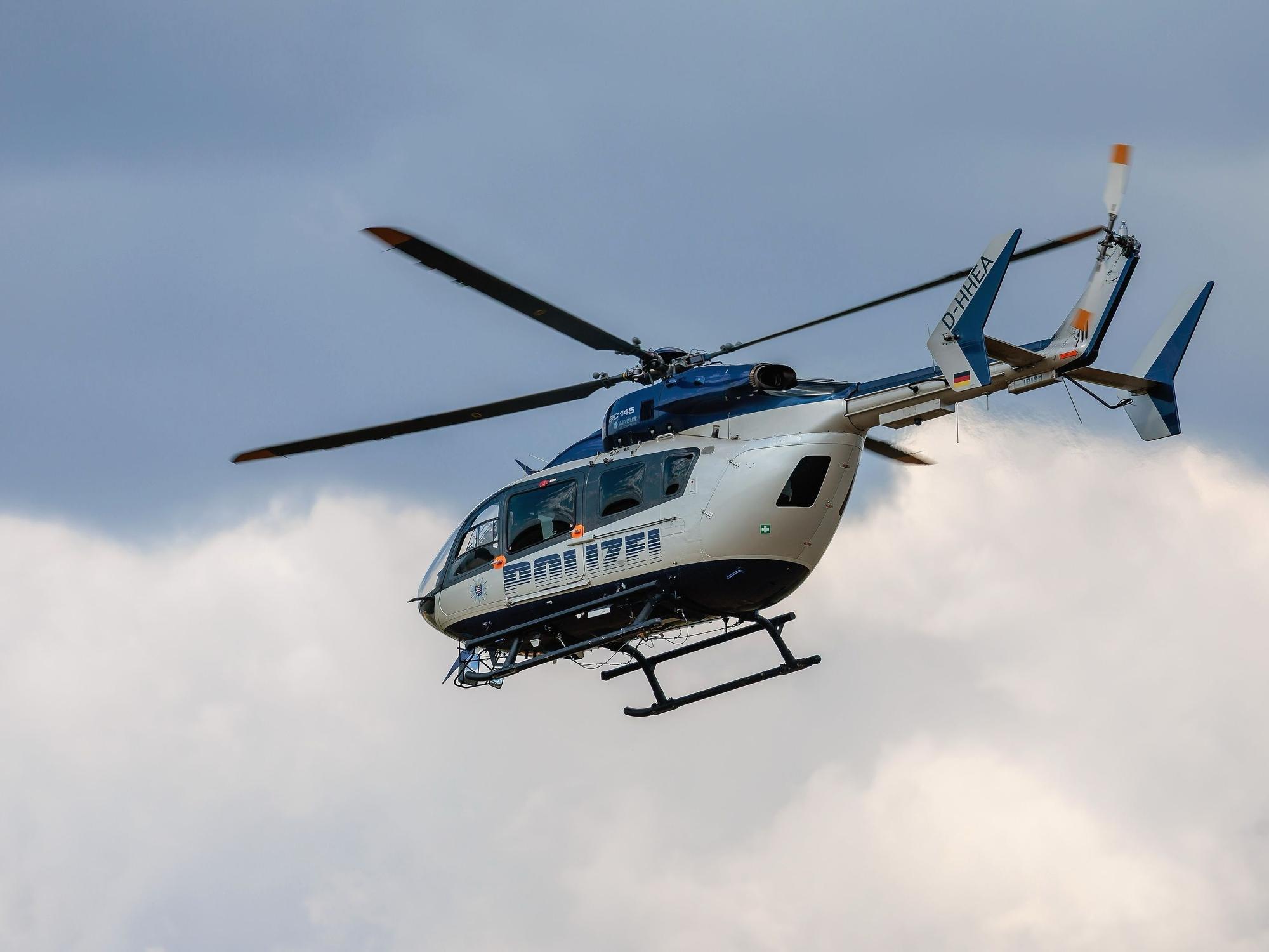 Ein Polizei-Hubschrauber kam bei der Suche nach dem flüchtigen Täter zum Einsatz. (Symbolfoto)
