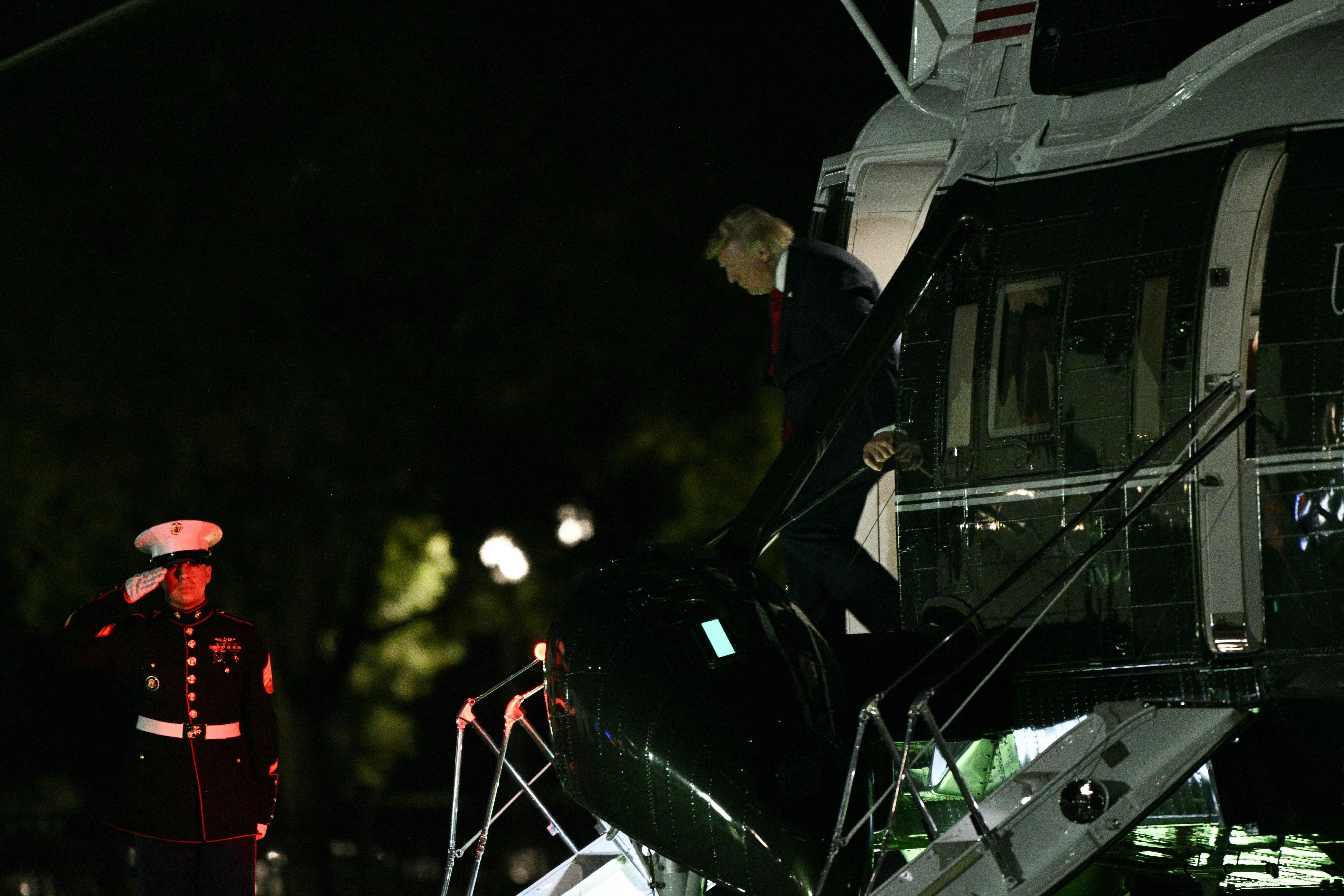US-Präsident Donald Trump steigt am 5. August 2026 auf der Ellipse in der Nähe des Weißen Hauses in Washington, D.C., aus dem Hubschrauber „Marine One“.