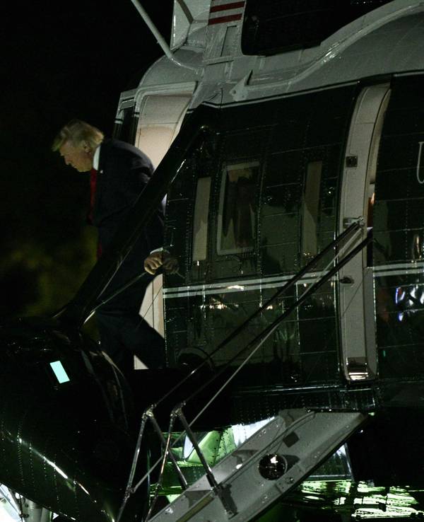 US-Präsident Donald Trump steigt am 5. August 2026 auf der Ellipse in der Nähe des Weißen Hauses in Washington, D.C., aus dem Hubschrauber „Marine One“.