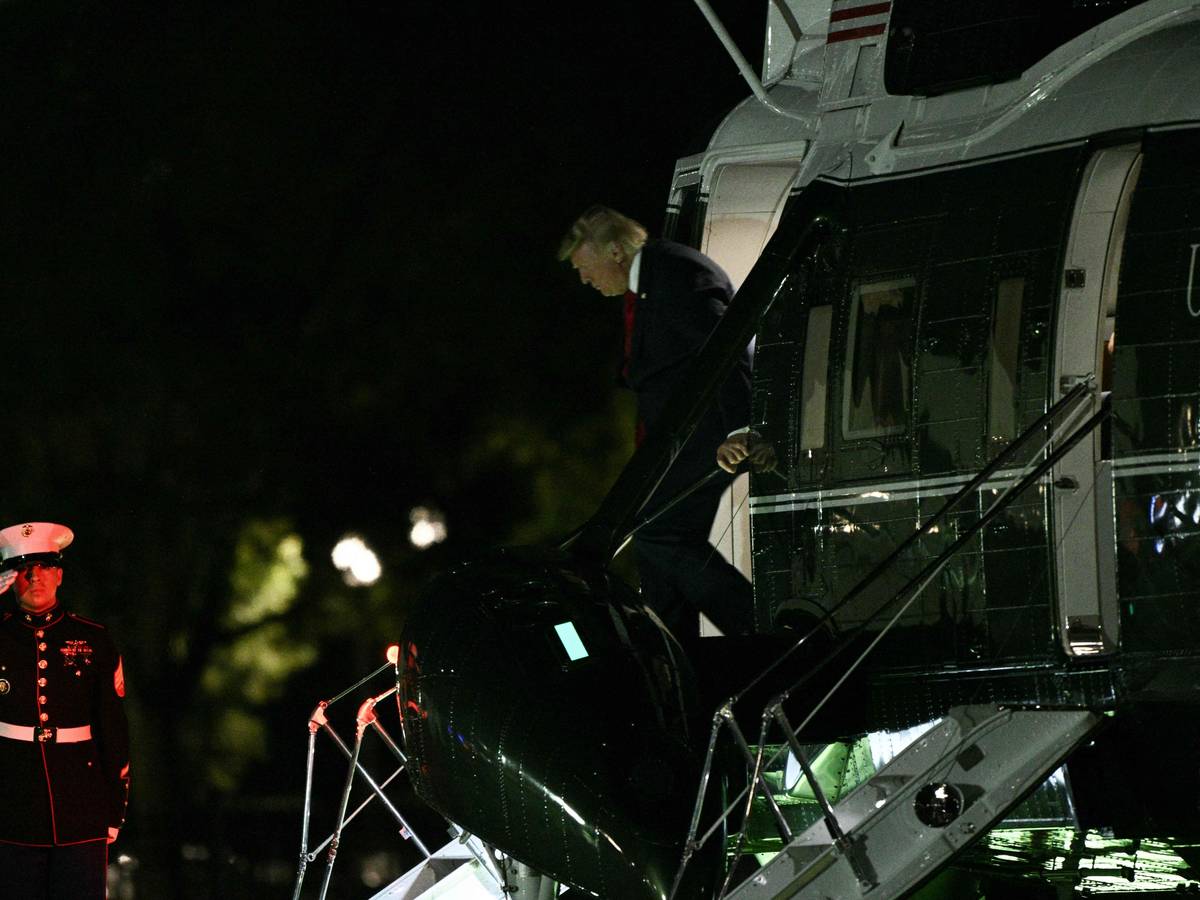 US-Präsident Donald Trump steigt am 5. August 2026 auf der Ellipse in der Nähe des Weißen Hauses in Washington, D.C., aus dem Hubschrauber „Marine One“.