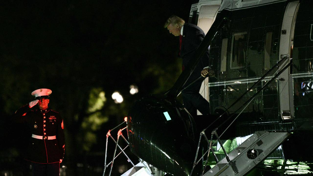 US-Präsident Donald Trump steigt am 5. August 2026 auf der Ellipse in der Nähe des Weißen Hauses in Washington, D.C., aus dem Hubschrauber „Marine One“.