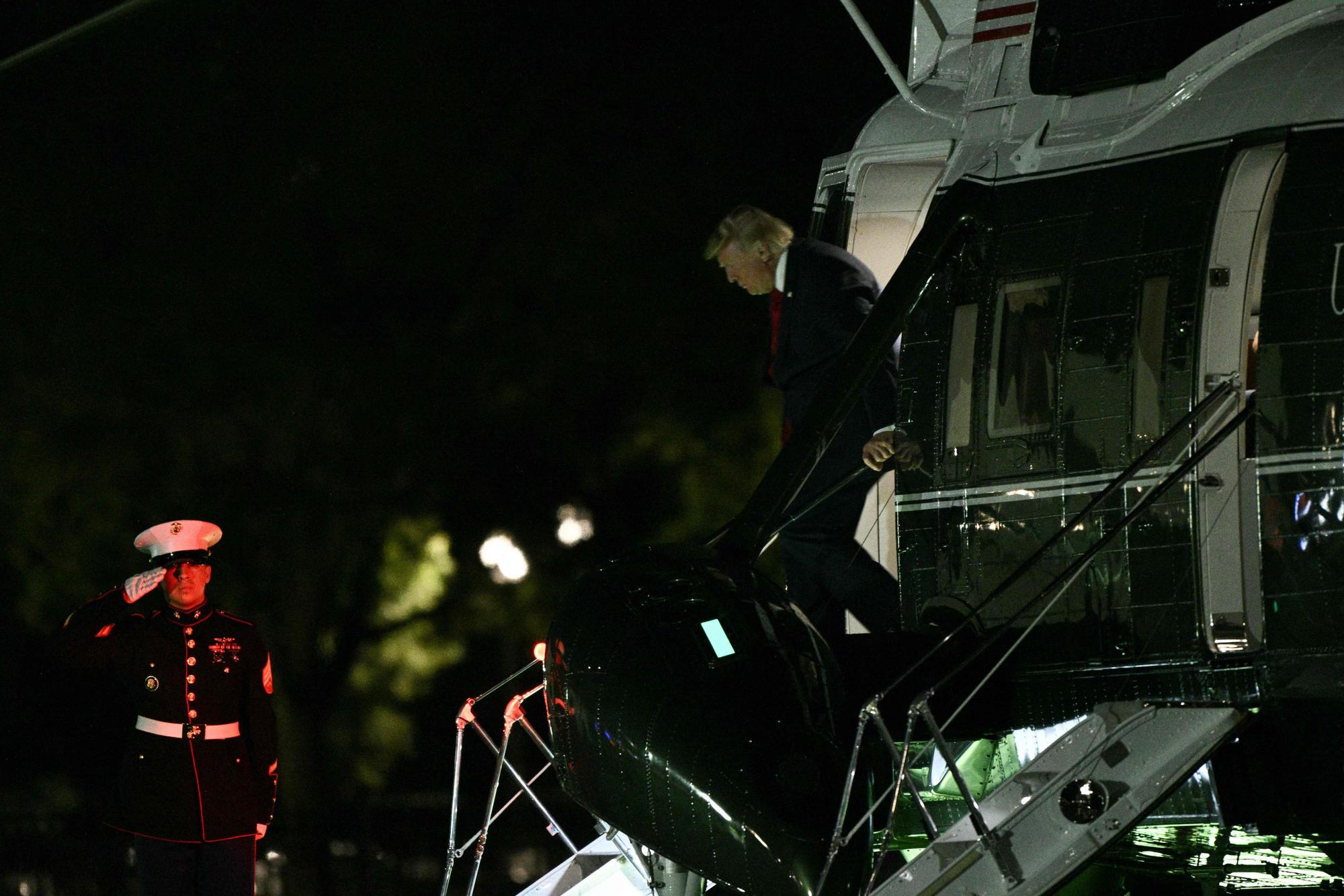 US-Präsident Donald Trump steigt am 5. August 2026 auf der Ellipse in der Nähe des Weißen Hauses in Washington, D.C., aus dem Hubschrauber „Marine One“.