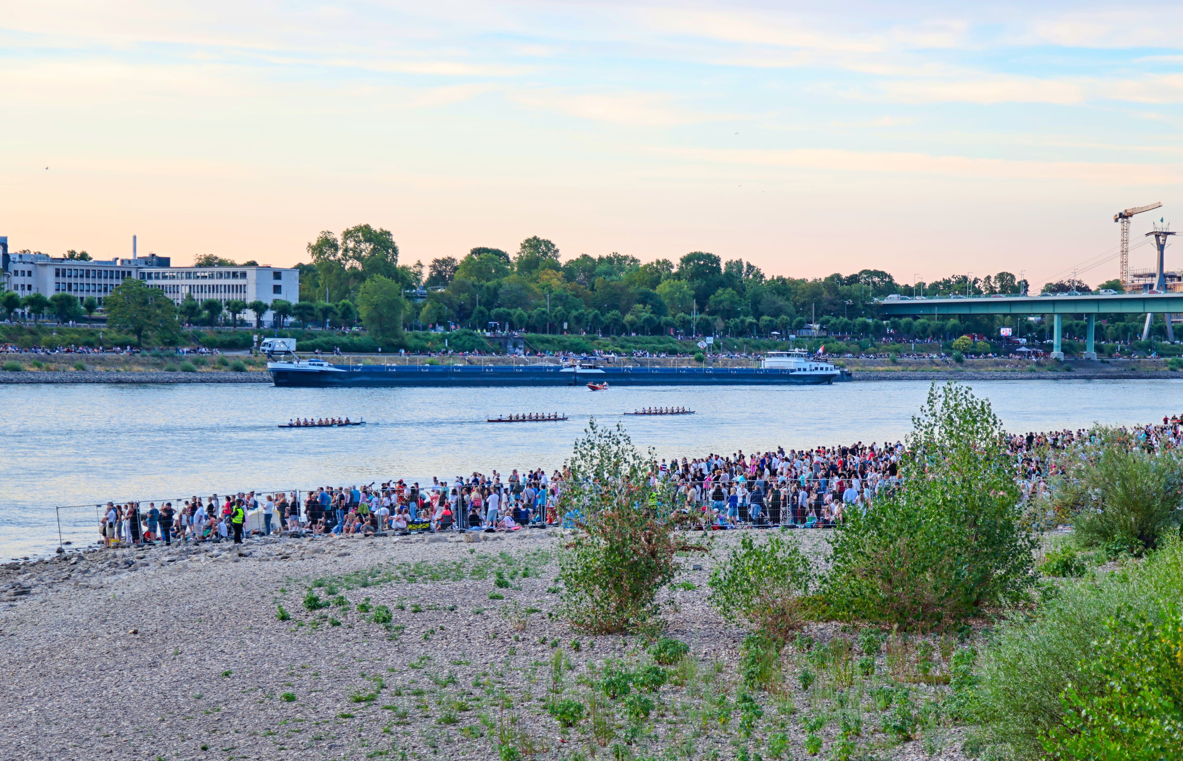 Zuschauer stehen bei den Kölner Lichtern am Rhein: .In dem Bereich wurde am Donnerstag (6. August) ein Blindgänger aus dem Zweiten Weltkrieg gefunden.