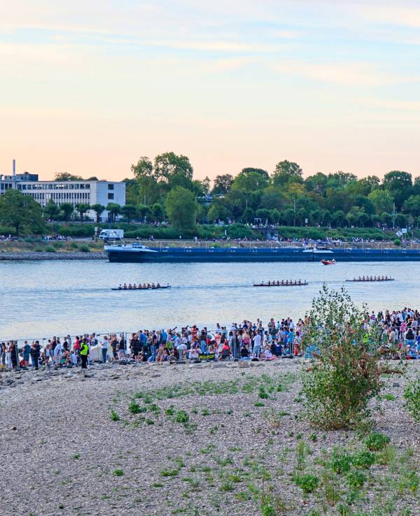 Zuschauer stehen bei den Kölner Lichtern am Rhein: .In dem Bereich wurde am Donnerstag (6. August) ein Blindgänger aus dem Zweiten Weltkrieg gefunden.