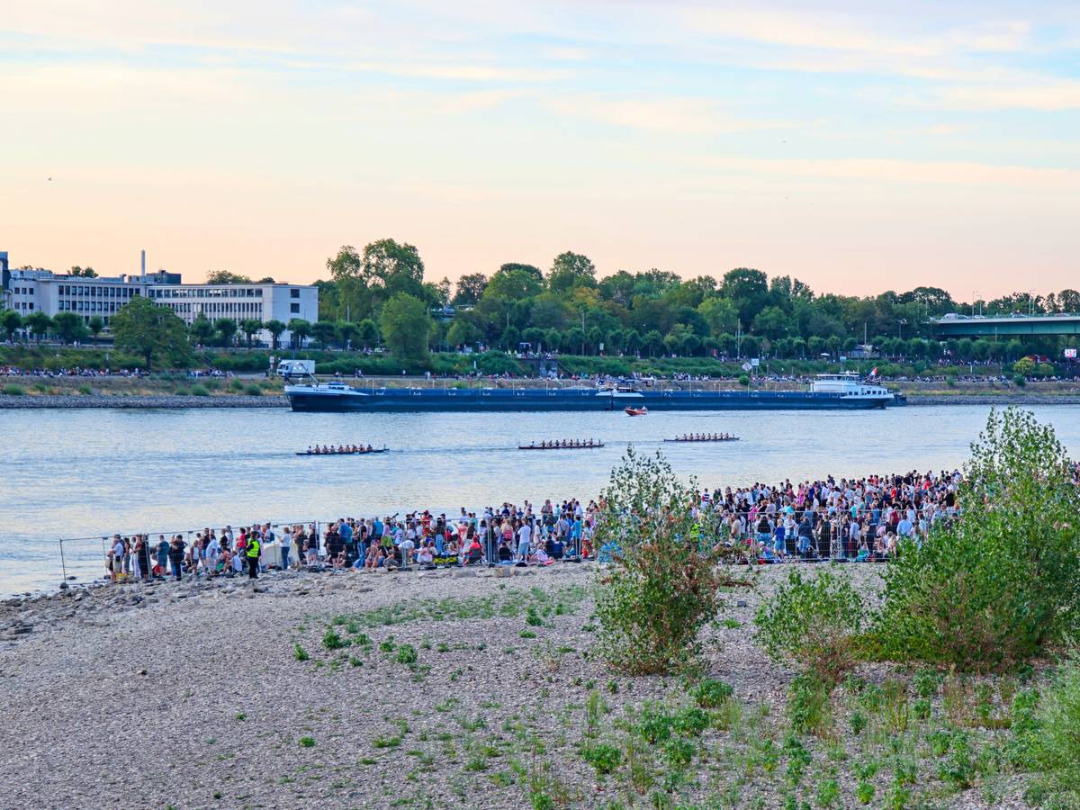 Zuschauer stehen bei den Kölner Lichtern am Rhein: .In dem Bereich wurde am Donnerstag (6. August) ein Blindgänger aus dem Zweiten Weltkrieg gefunden.