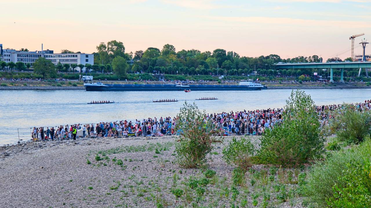 Zuschauer stehen bei den Kölner Lichtern am Rhein: .In dem Bereich wurde am Donnerstag (6. August) ein Blindgänger aus dem Zweiten Weltkrieg gefunden.