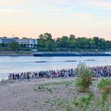 Zuschauer stehen bei den Kölner Lichtern am Rhein: .In dem Bereich wurde am Donnerstag (6. August) ein Blindgänger aus dem Zweiten Weltkrieg gefunden.
