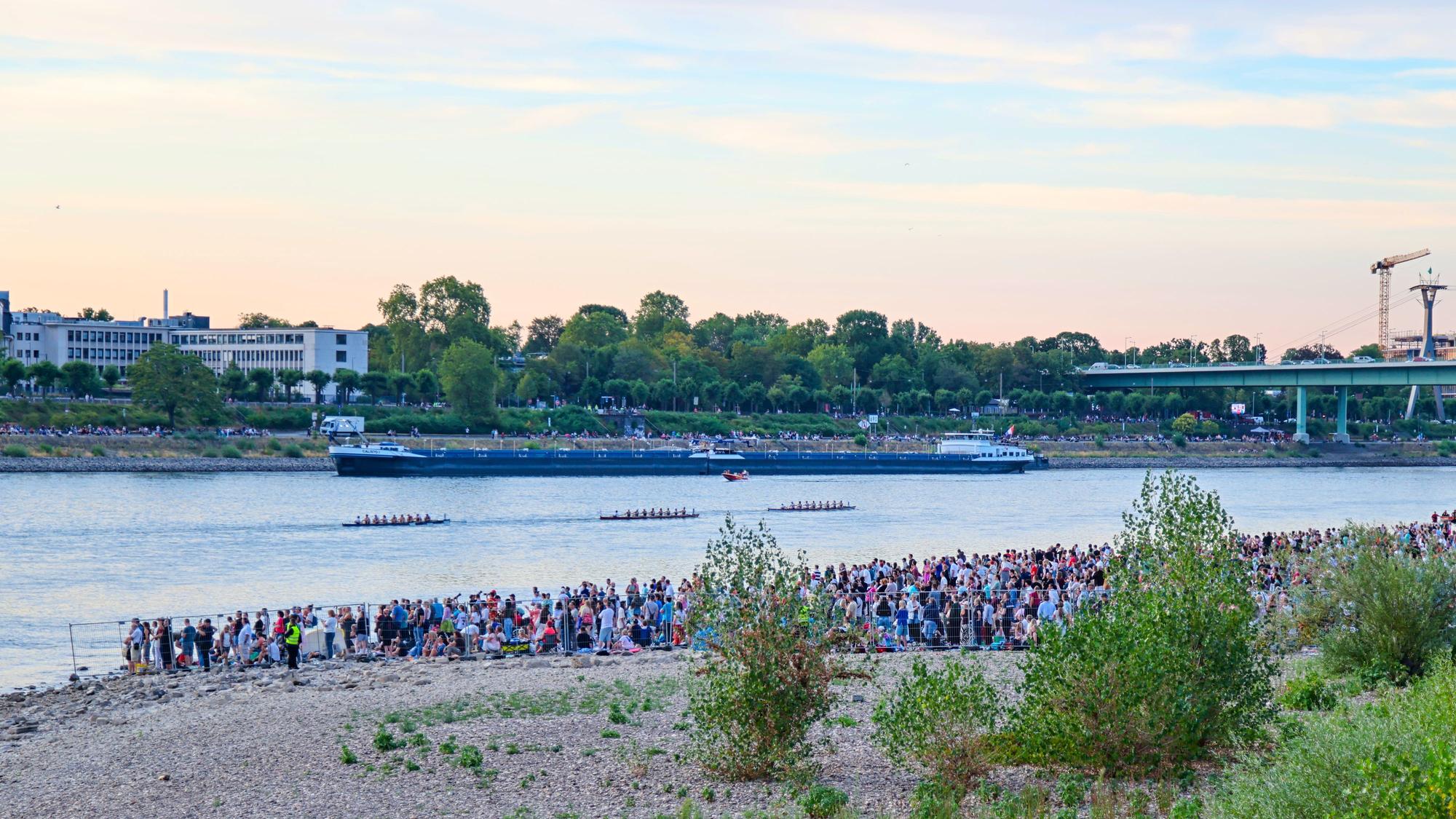 Zuschauer stehen bei den Kölner Lichtern am Rhein: .In dem Bereich wurde am Donnerstag (6. August) ein Blindgänger aus dem Zweiten Weltkrieg gefunden.